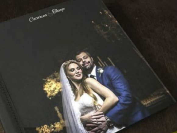 Álbum com foto do casal na capa